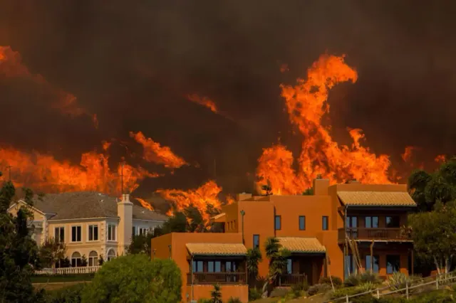 The Woolsey wildfire approaches homes in Malibu, California