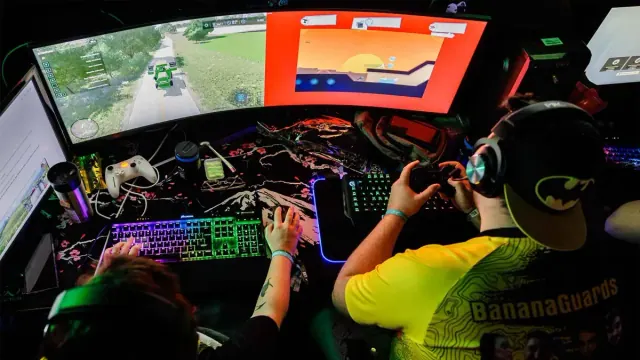 Gaming enthusiasts play a computer game at the 2024 CAGGTUS Leipzig gaming convention.