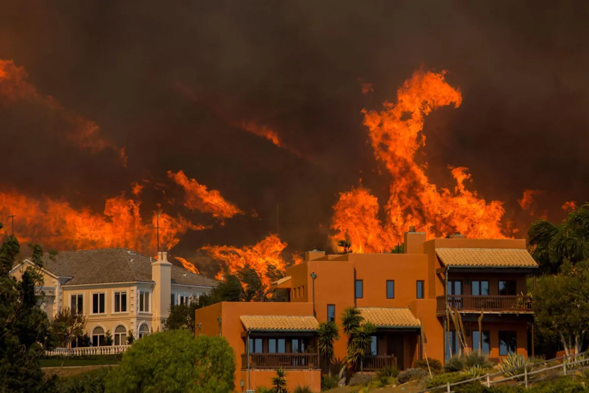 The Woolsey wildfire approaches homes in Malibu, California
