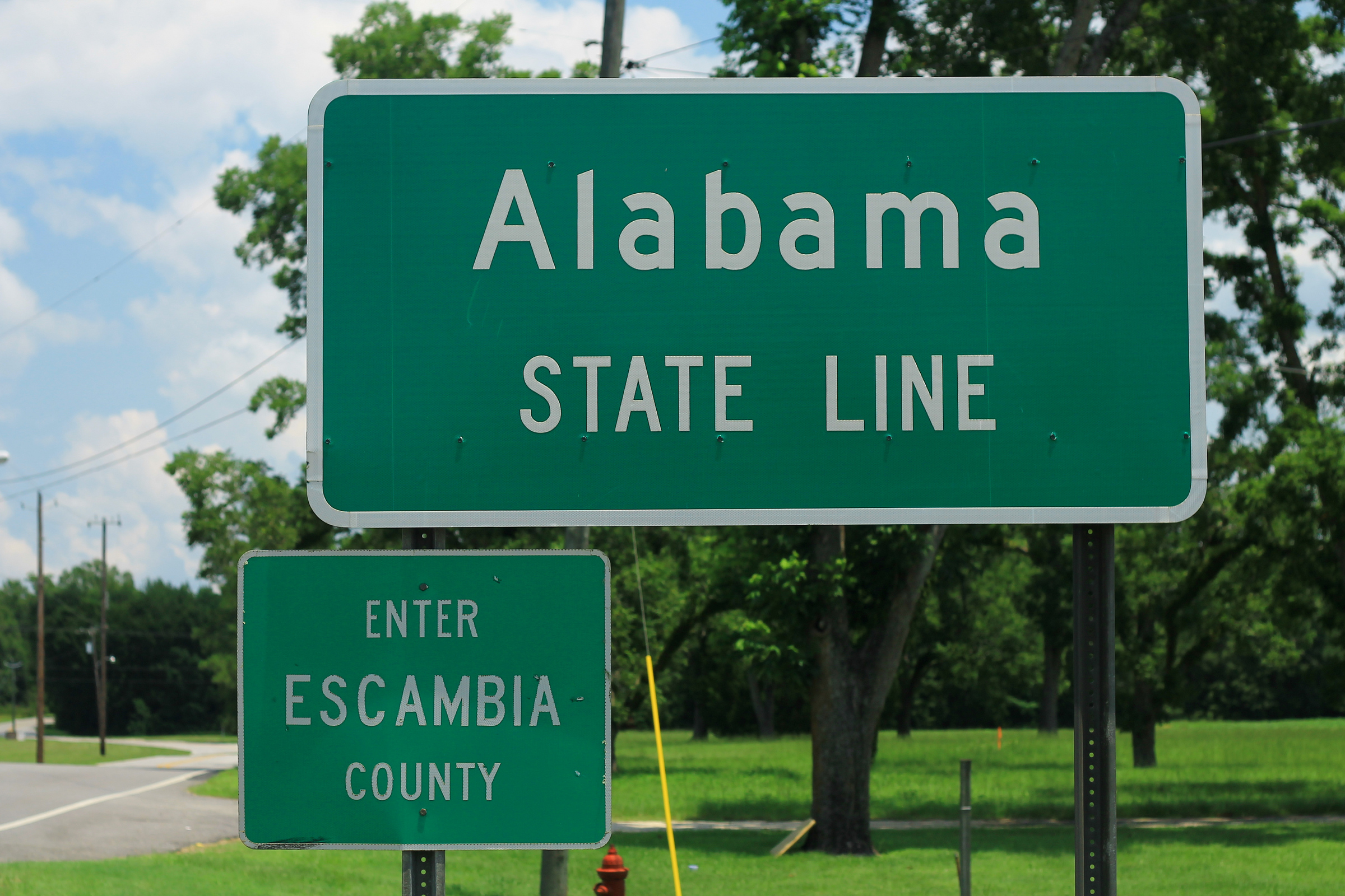 A sign marking the Alabama state line