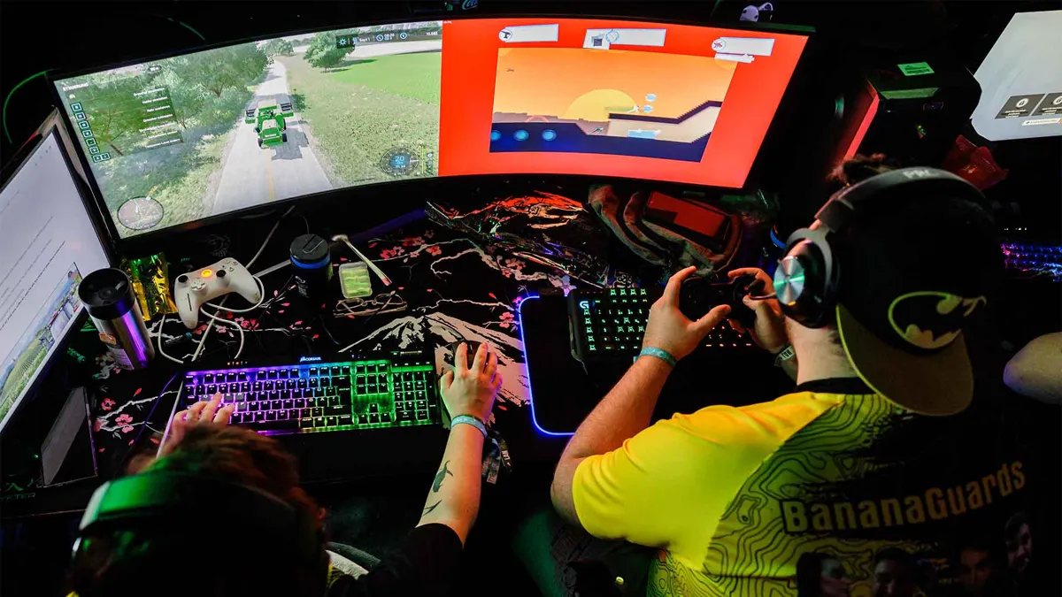 Gaming enthusiasts play a computer game at the 2024 CAGGTUS Leipzig gaming convention.