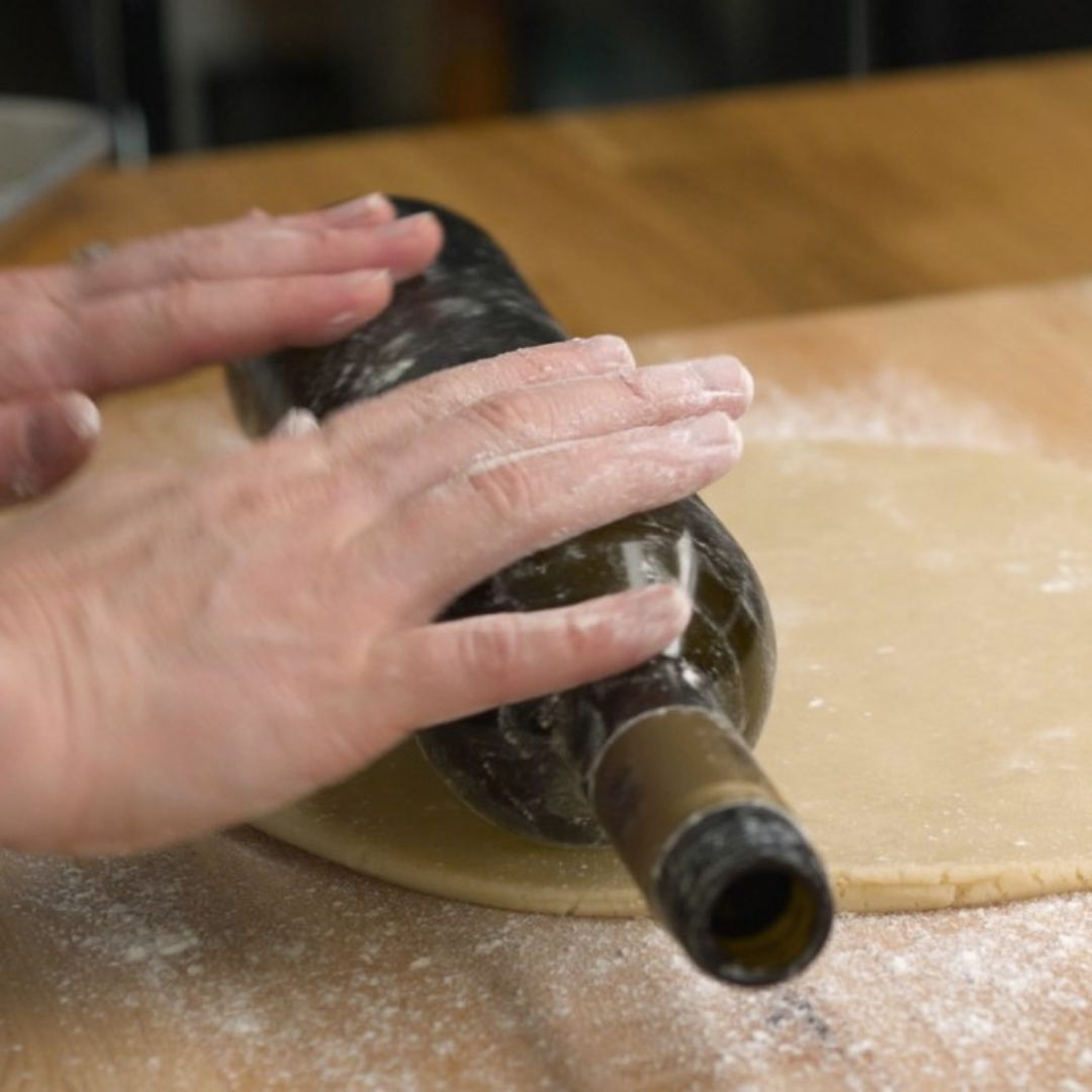 A glass bottle used to roll dough; original archive shortcut image, not a recommendation to use unsuitable glass.