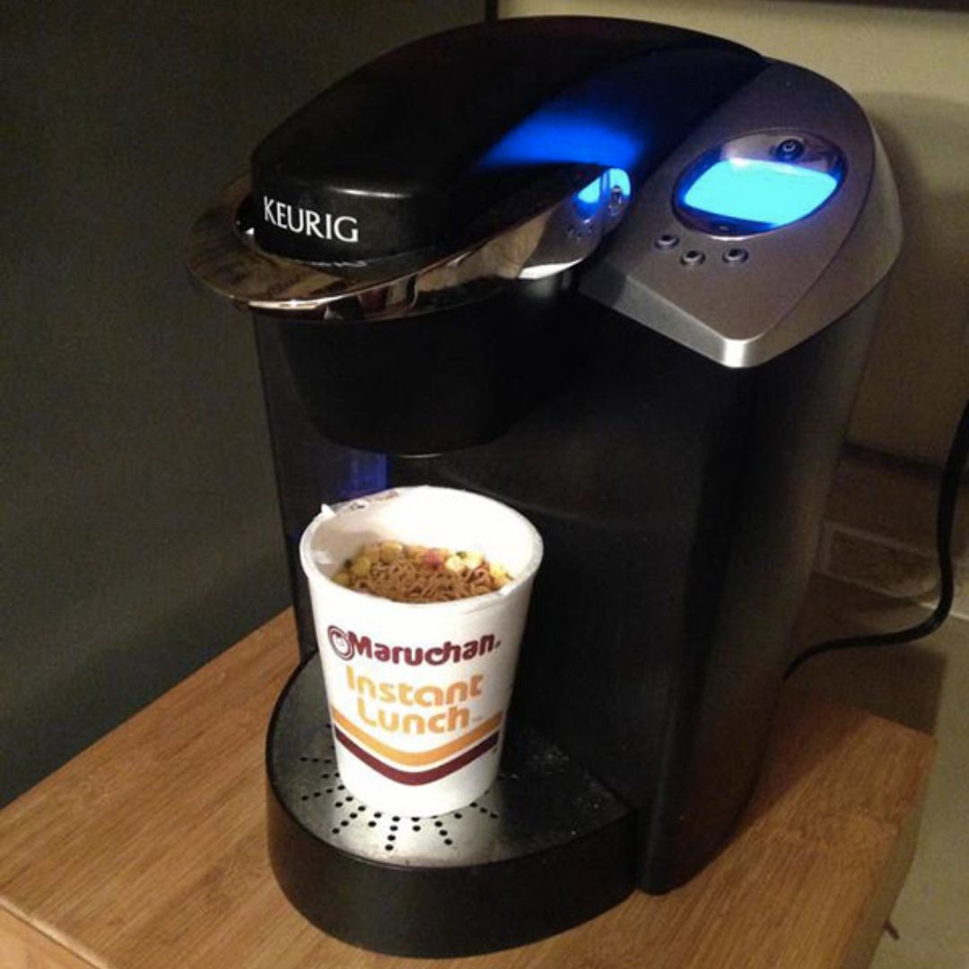 A coffee maker above a noodle cup; archive shortcut image, not proof that appliance output meets cooking instructions.