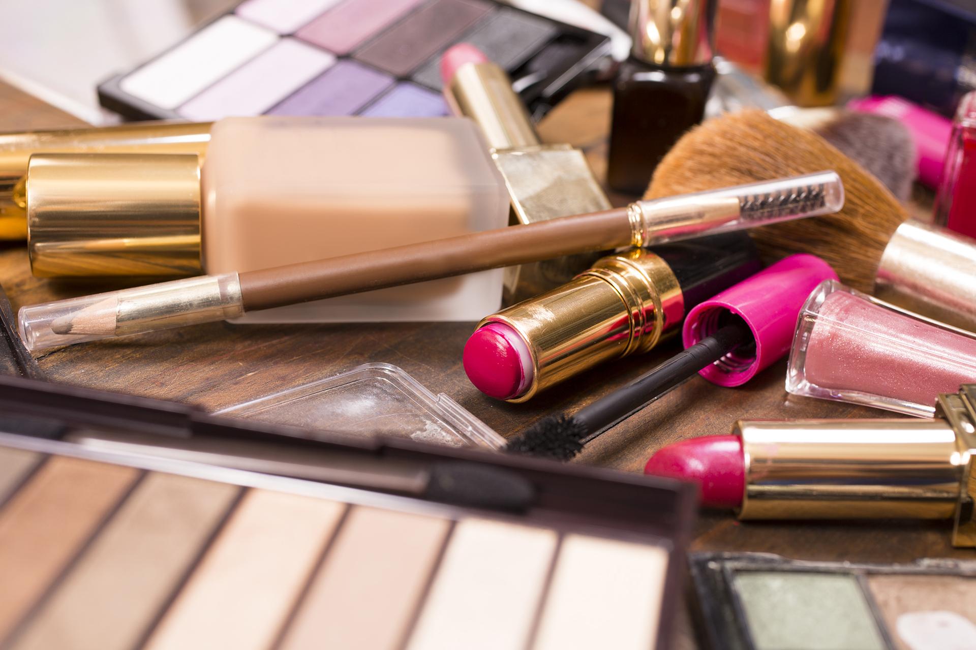 Cosmetic products and brushes; illustrative archive photograph, not tested samples.
